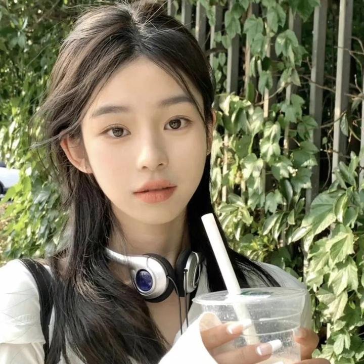 白色的女人海报